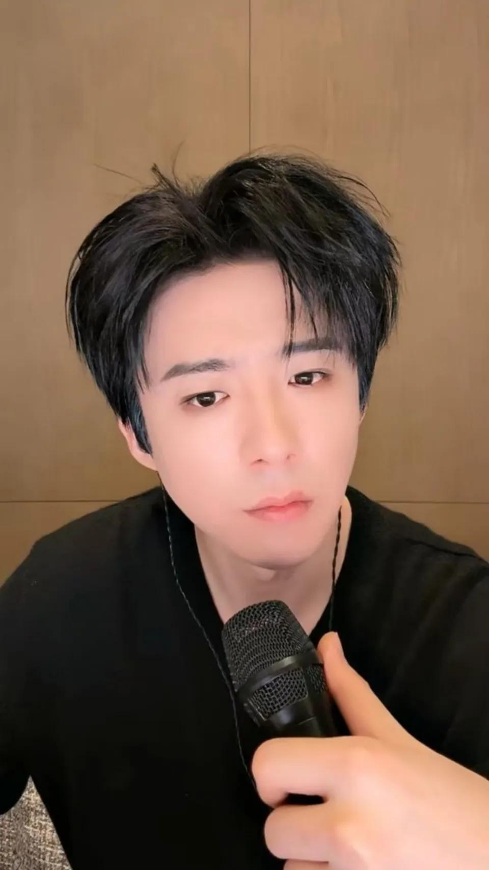 刘宇宁直播时被私生打电话骚.扰。

此前刘宇宁曾多次在直播时谈“私生”，称有很多