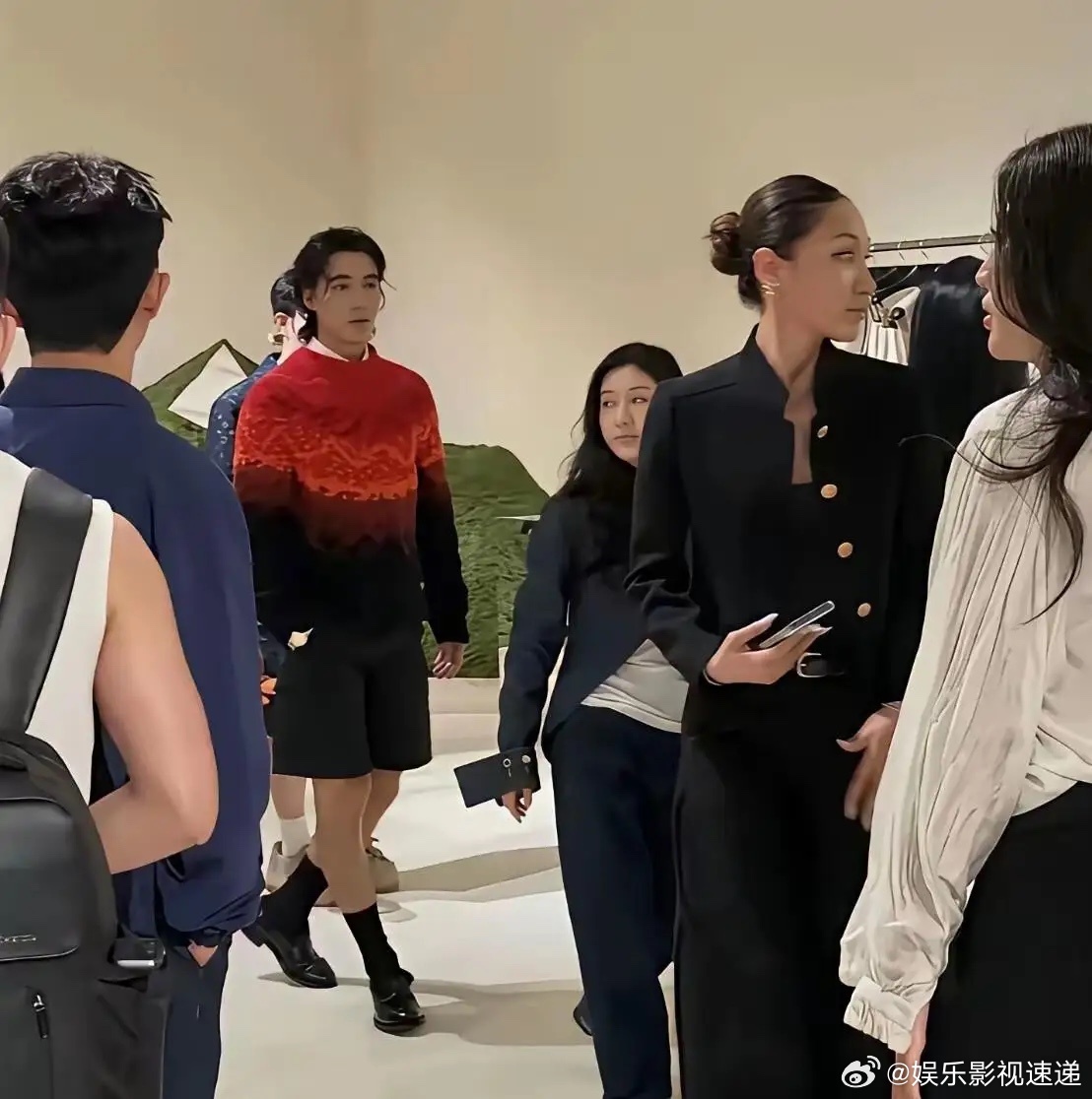LV大秀当日，品牌方将所有代言人分成两条线处理。刘亦菲、朱一龙等人由专人护送，从