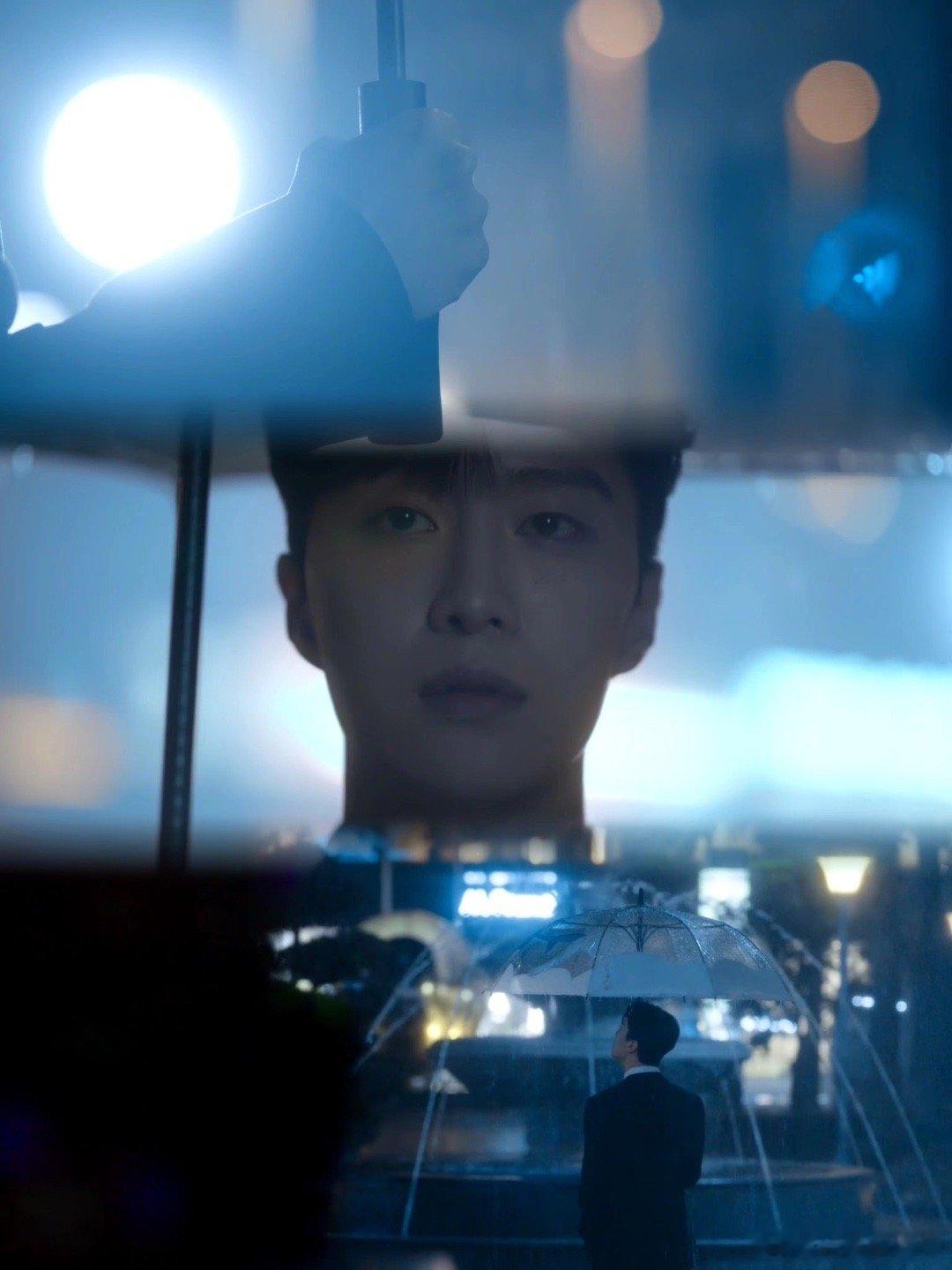 #范丞丞一滴泪式哭戏#雨中撑伞的蒋翼快要碎了，掉落的那一滴眼泪，就已经让大家的情