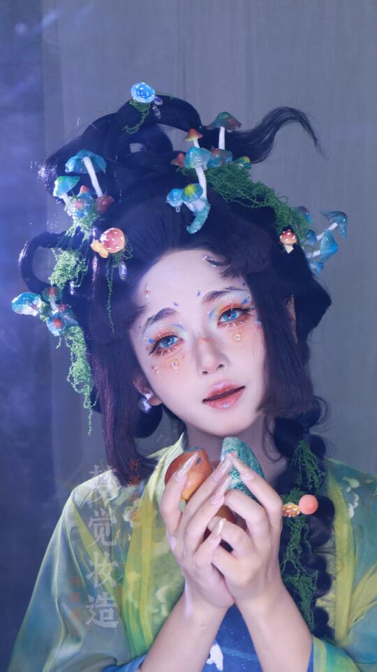 我把菌菇画成人啦！＂灵感菇里菇里菇里～＂