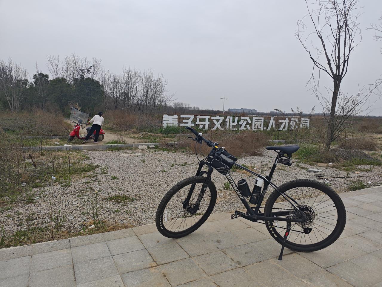 骑行中感受历史

骑行运动，是我们退休人员一种接地气的锻炼方式。退休以前，因工作