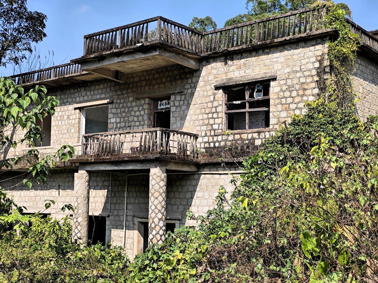 火炉山脚惊现一片废弃的石头房，没门没窗，居民早就搬走。关于这片房子，甚至没有一点