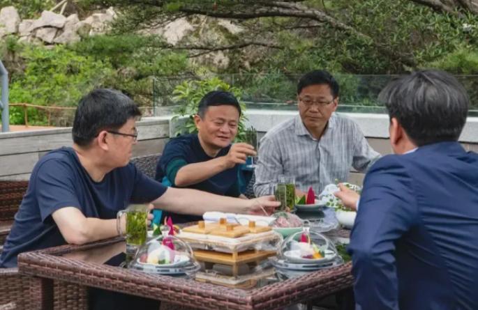为什么大量的有钱人爱往日本跑，根本原因只有一个。

这几年，总有人留意到一个趋势