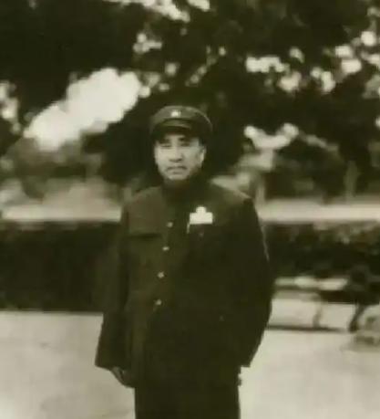 红军长征来到大渡河安顺场时，杀了几头猪，给战士们改善伙食，猪肉吃完了，剩下一个猪
