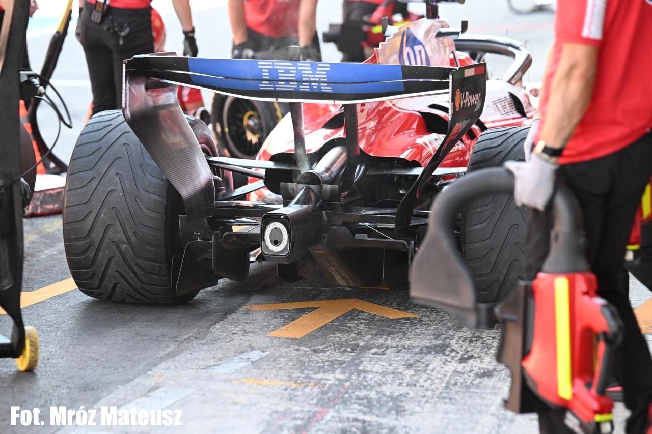 F12026F1巴塞罗那大奖赛 法拉利、阿斯顿马丁、红牛和梅赛德斯的后扩散器。 