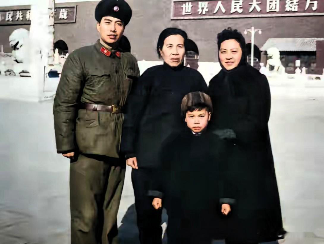 身着军装的青年相貌俊朗，谁能料到多年后他便是家喻户晓的知名歌唱家李双江，你认出他