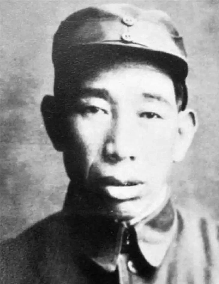 1949年，四野猛将杨国夫看着昔日战友们一个个升官南下，自己却被一纸调令派去地方