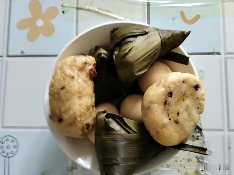 今天计划减一斤体重，所以必须严格克制饮食，零食是铁定一点也不吃。
早晨起床，喝了