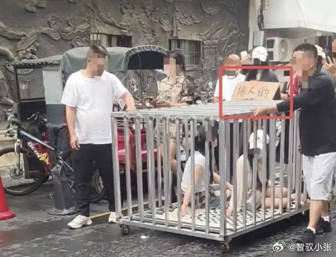 何某低俗摆拍女子被关铁笼游街被刑拘 最好增加处罚力度，不要关几天就放出来，让违法