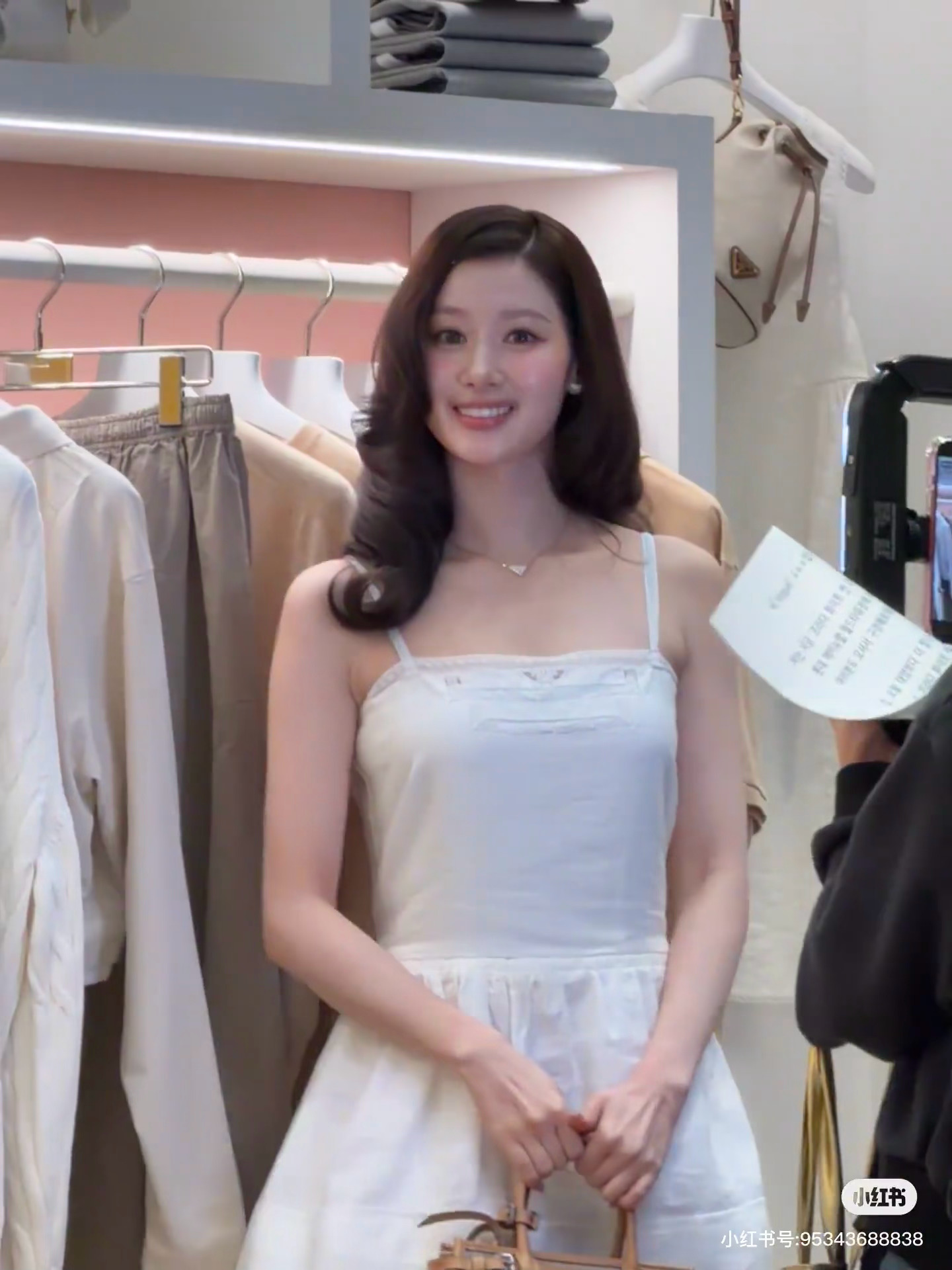 live图里的美人质感 每次刷到sana的照片 皮肤都是亮晶晶的 眼睛都是笑眯眯