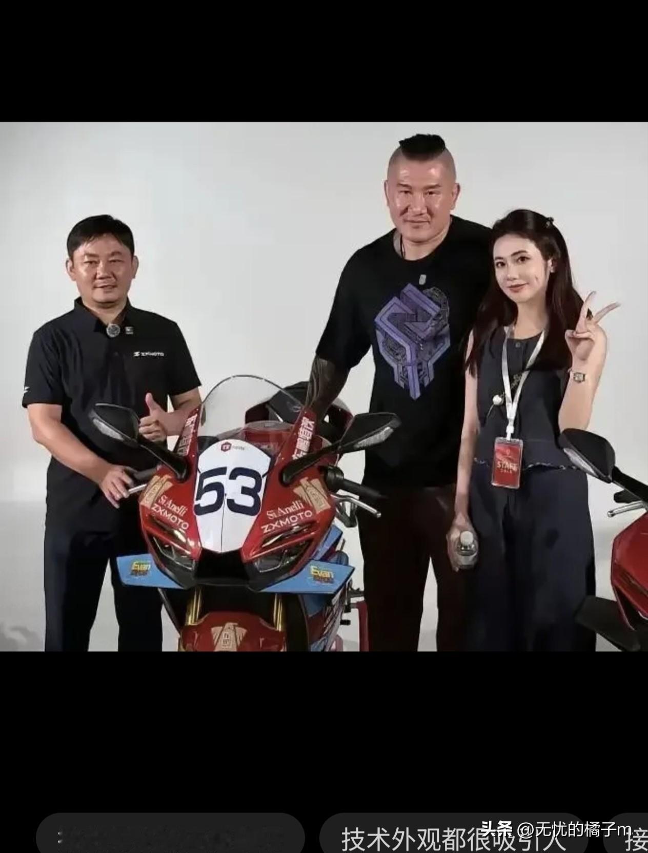 本来只是一档平平无奇的买车节目，没想到馆长和张雪机车公司的联手，却成为了全网热议