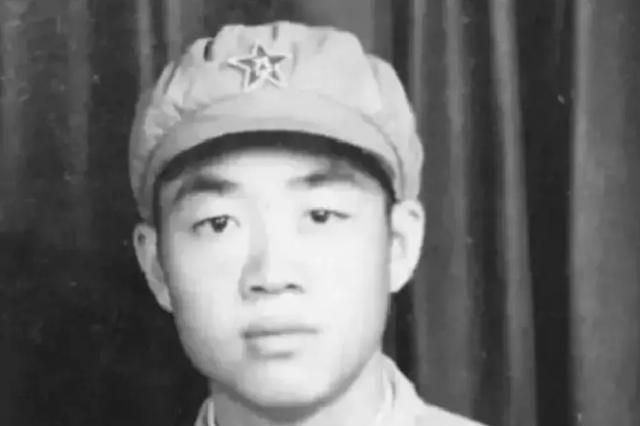 1951年，一个15岁新兵擦大炮，埋头看瞄准镜，谁料突然瞅见，敌人阵地上出现一奇