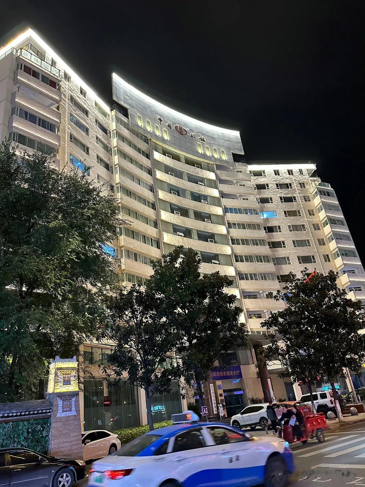 汶川县的税务大楼。整个汶川县只有9万人，县长+副县长共9人。这税务大楼的规模还是