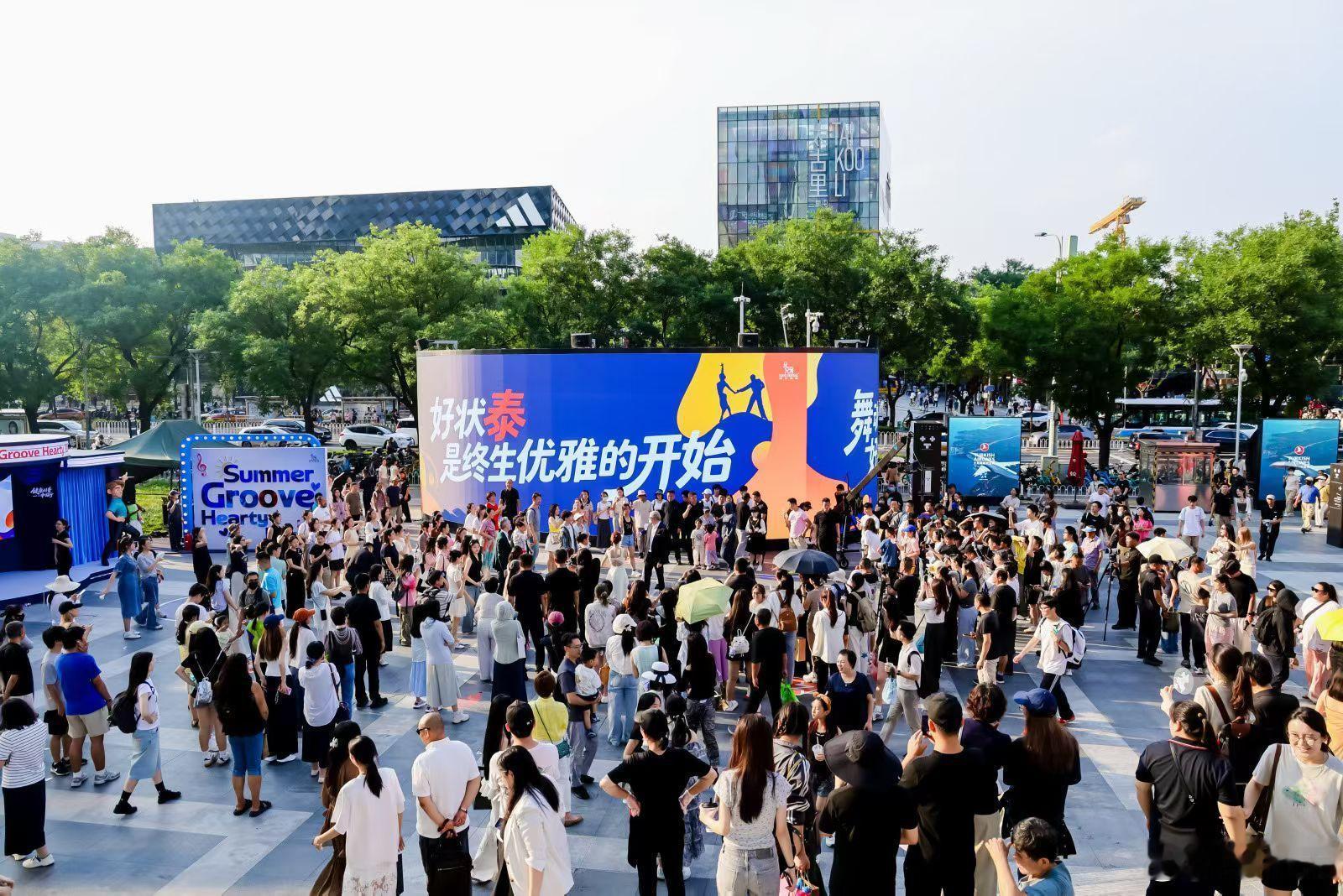 谁还没刷到三里屯爆火的九头身裁判！优雅松弛的状态根本不是天生，全靠长期自律稳住代