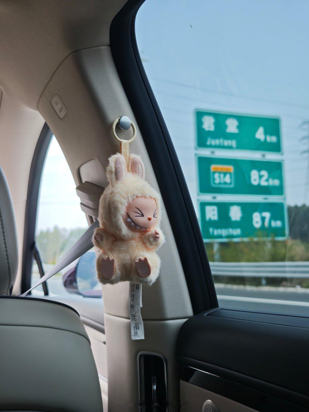 娃跟我的性格真的完全不一样~说话做事慢慢的~催也催不来~出门去哪都得带着自己的小