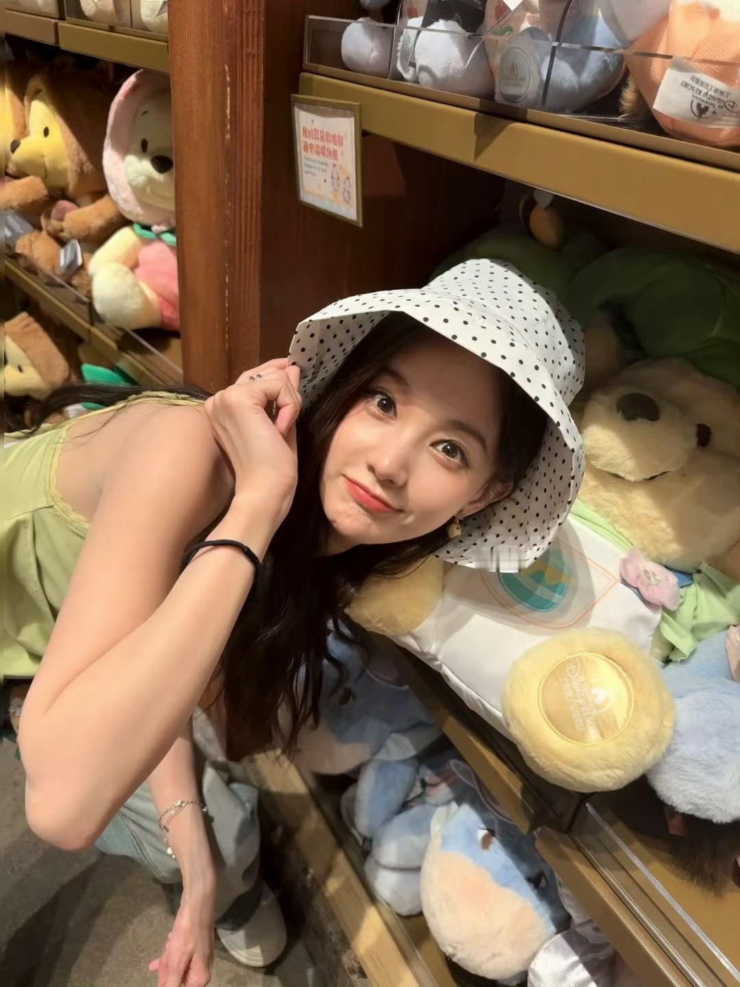 李一桐直播您的公主已回家，特别快乐的一组照片！好萌好美的🍐，玩得开心呀[哇] 