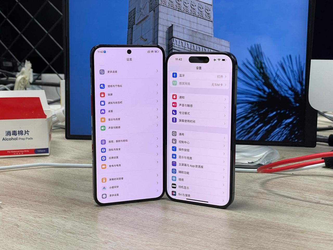 iPhone15 Pro和小米14，大家觉得正面颜值来说哪个更好呢？[机智]