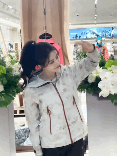 就是说刘诗诗也是甜妹来的，活力满满，笑起来太美啦。 