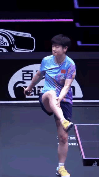 莎莎的标准动作，看得人眼花缭乱，像看一朵花慢慢的绽放，着实过瘾！画龙点睛的一笔是