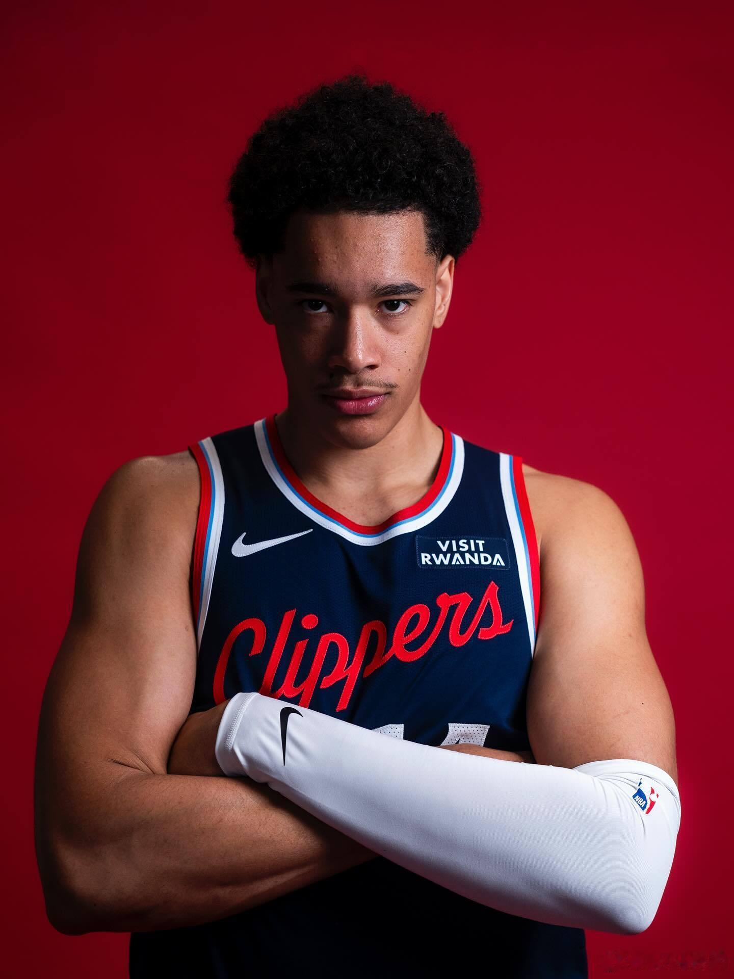 尼德豪泽替补出战26分钟，投篮7中3，三分球2中1，拿到7分8篮板（3前场篮板）