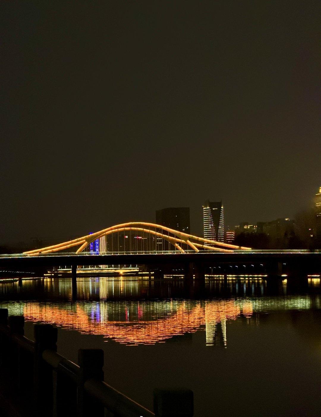 郑州地铁 我们守护着城市的日夜，也被这夜色里的温柔治愈着。(客运一中心 石子慧)