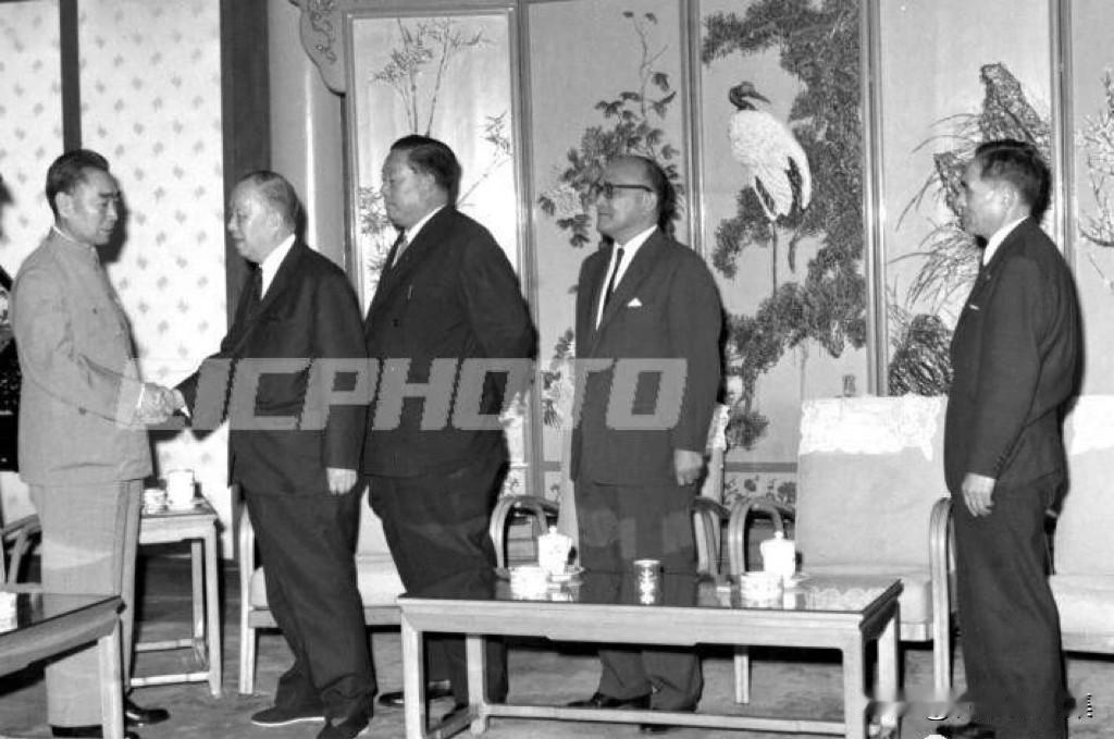 【周总理历史上的今天——5月14日】
1964年5月14日，周恩来总理在北京接见
