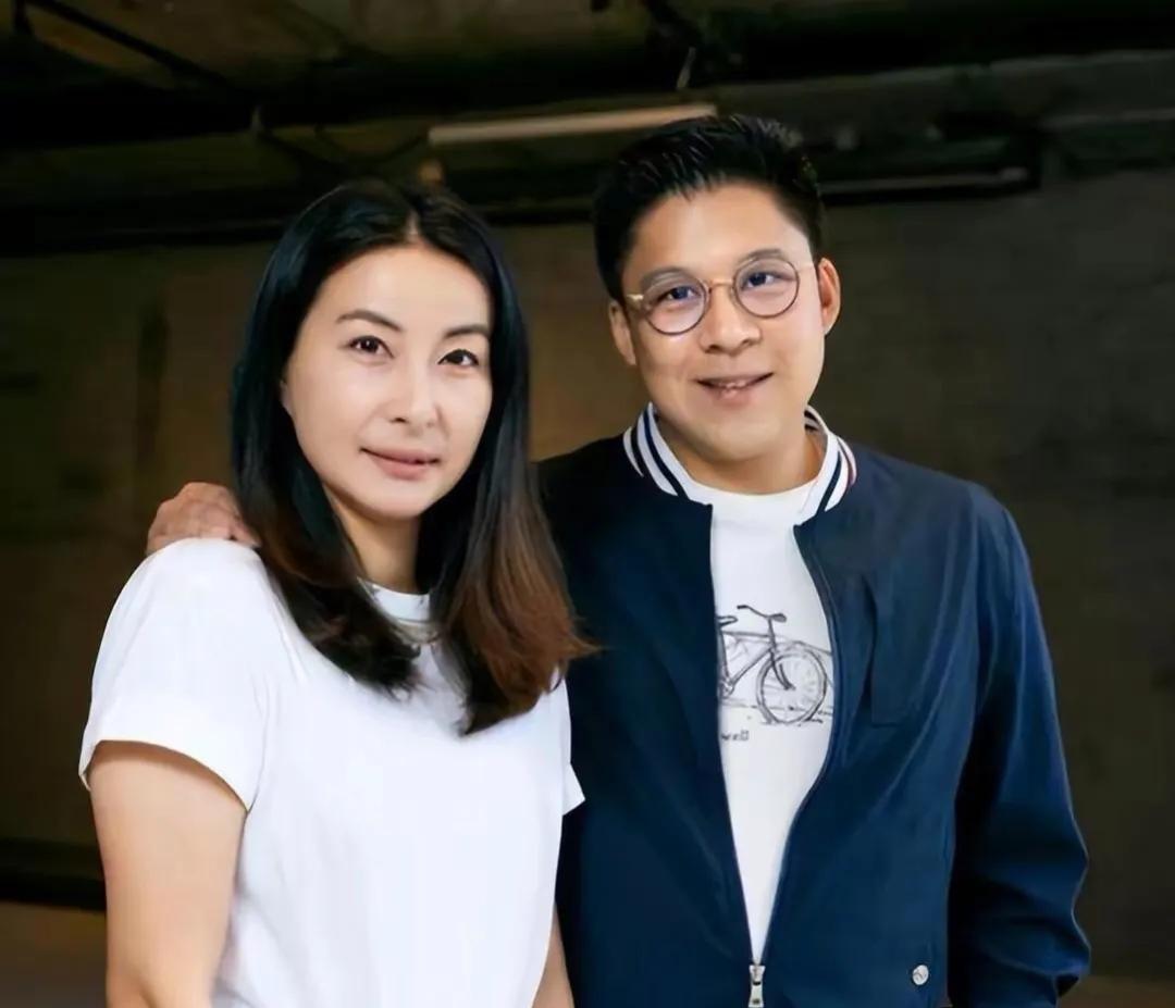 很多人还在取笑他是地主家的傻儿子吗？

霍启刚其实并不傻。在香港，他平举旗帜，没