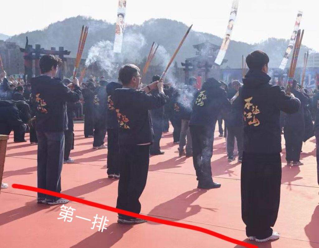 杨洋站第二排翟子路站第一排 视觉误差≠真实情况，多看几张图就明白了。 