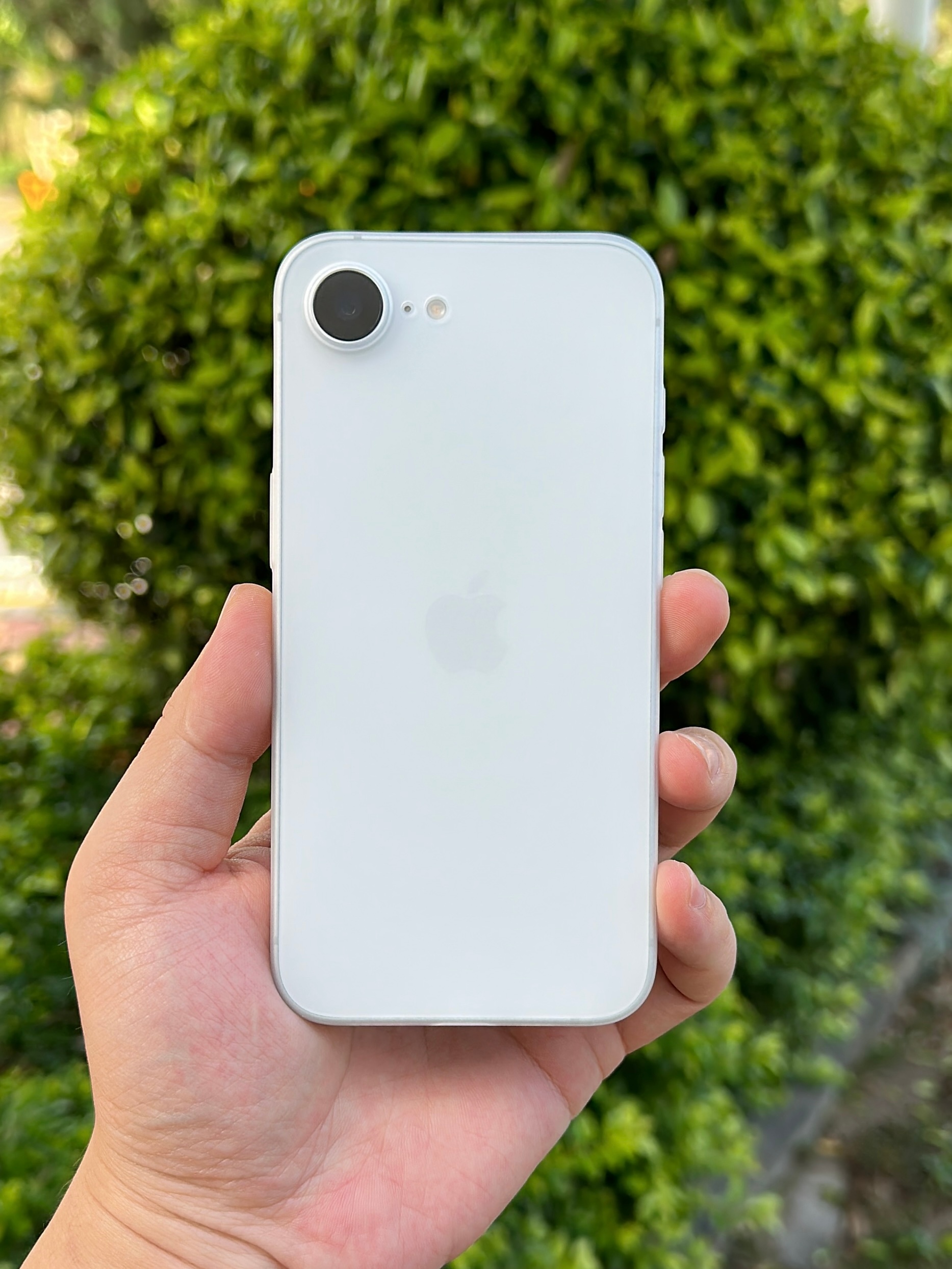 iPhone16e 据说卖得还行，这种手机要是换成国产品牌发布，不知道会被喷成啥