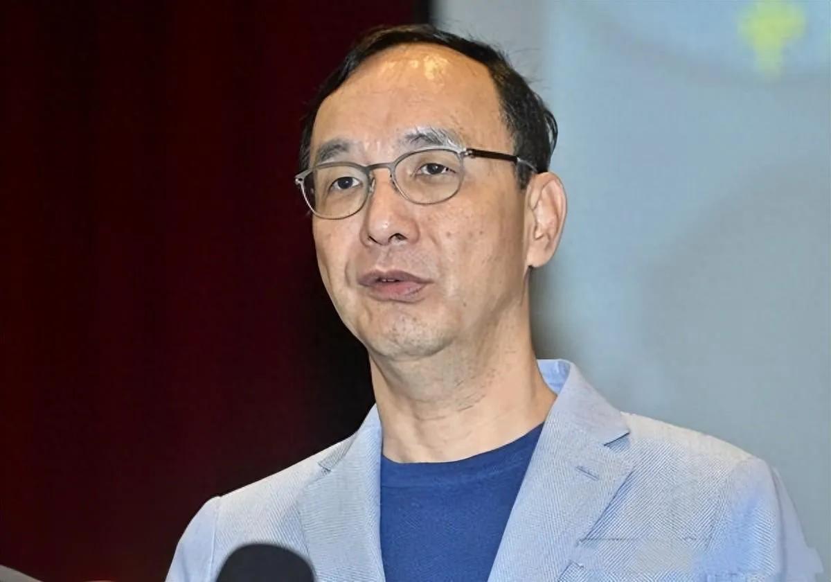 国民党主席朱立伦称，大陆应该保持克制，通过对话和协商解决分歧和争端，而不是通过武
