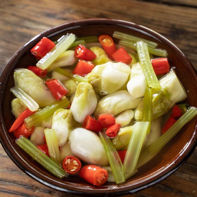 比肩豌豆尖的川渝人民心头爱，泡儿菜终于上线了。应季的儿菜新鲜的很，酸辣脆爽，老坛