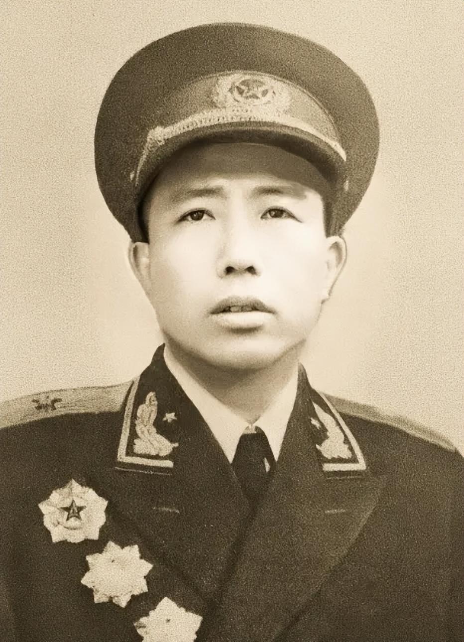 52年军区司令返乡，回家后被母亲打一耳光：你当初不是学打铁吗？

2008年5月