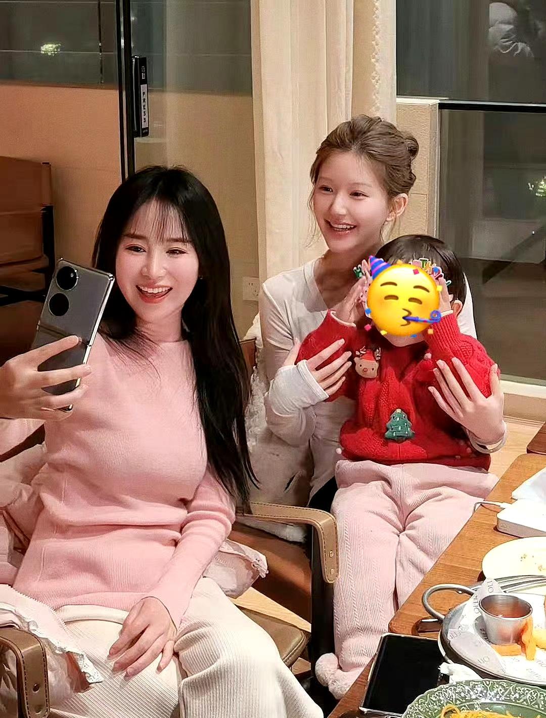 露思和小谢最新合照。 姐姐加油💪都会越来越好的！也祝妹妹生日快乐 健康平安！