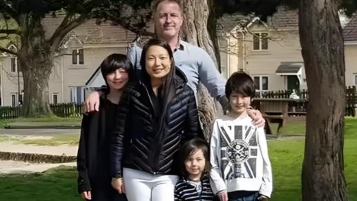 69岁亿万富翁，在餐厅弯腰帮一个女外卖员捡餐盒。
你脑子里是不是马上蹦出一句话：