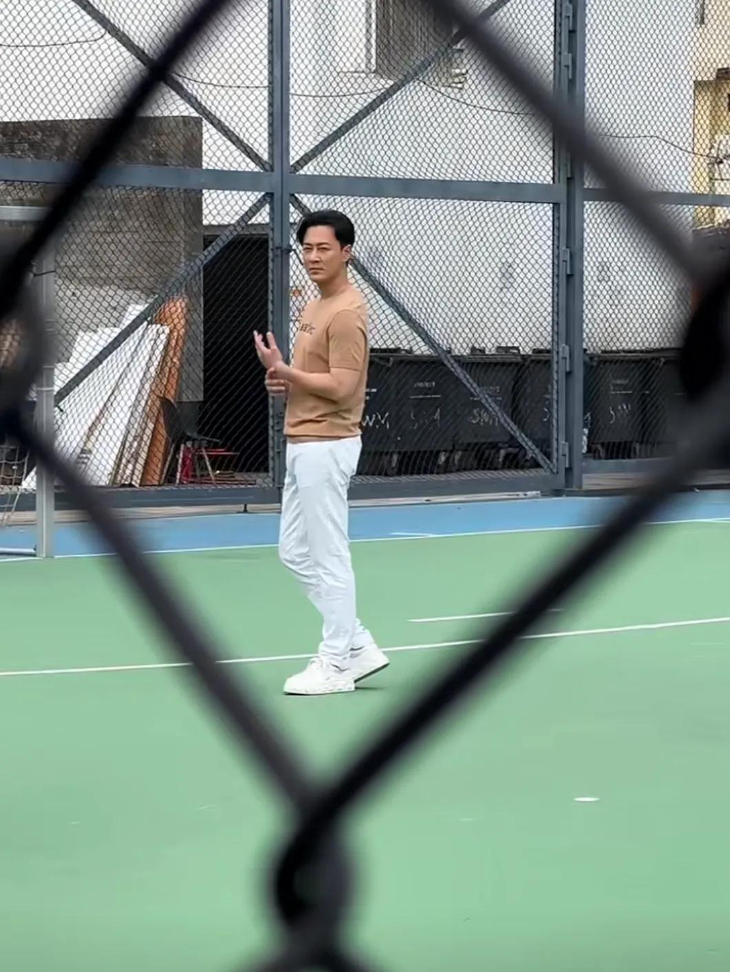 香港偶遇林峯，他状态看起来真好啊！很有松弛感，还是一如既往的帅气，高高瘦瘦的，身