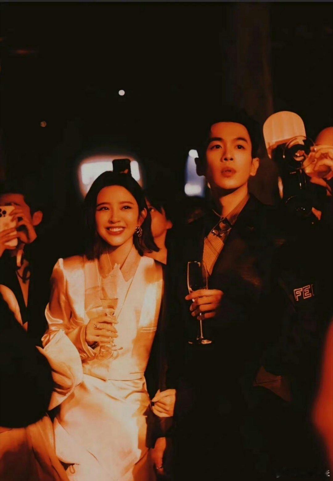 #萝莉追剧[超话]##张若昀唐艺昕结婚多年仍是热恋期#: 令人感动的是张若昀和唐