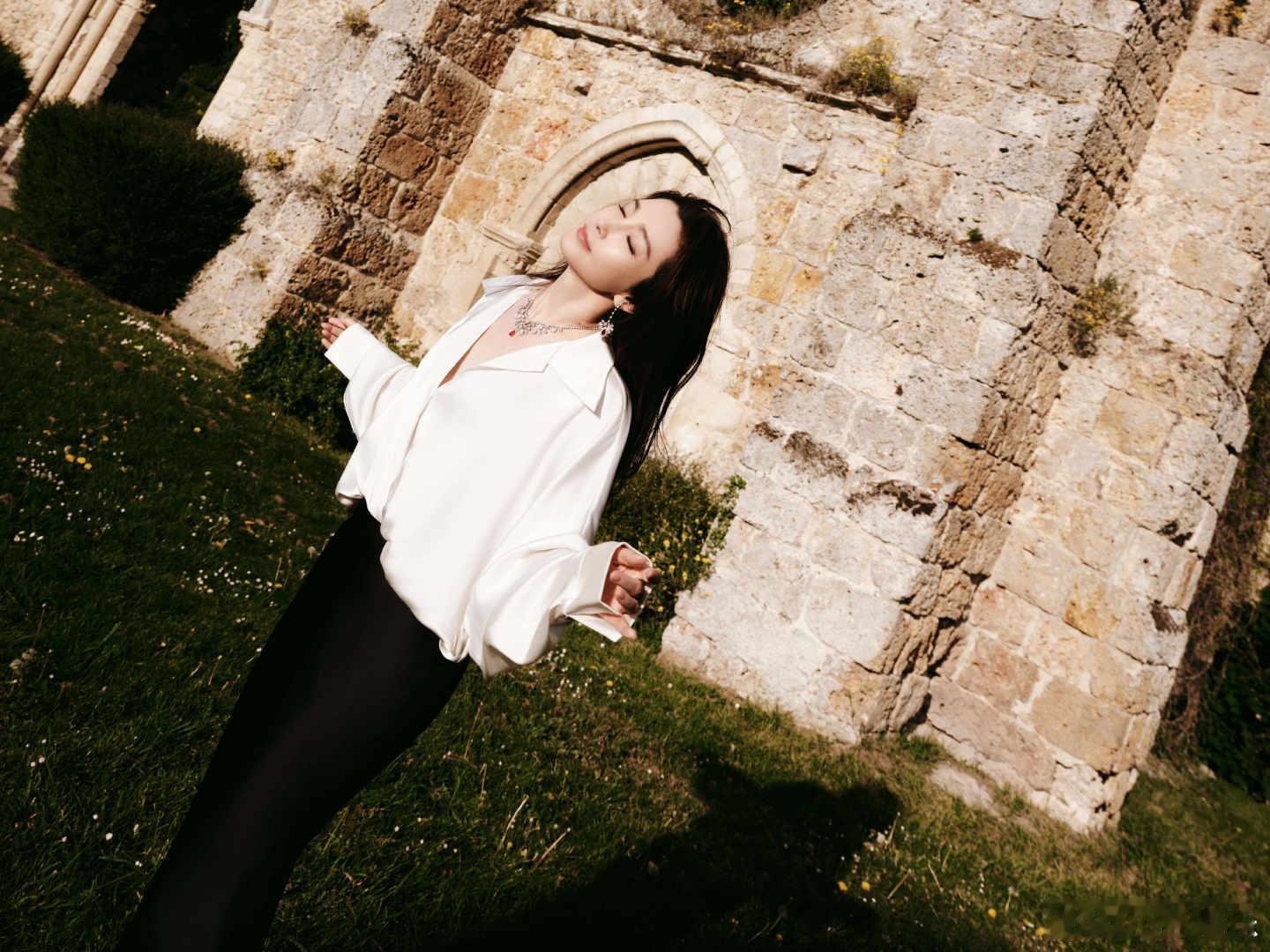 李冰冰巴黎度假生图李冰冰不用倒时差的美巴黎街头随拍生图，气质绝尘，美貌不受时差半