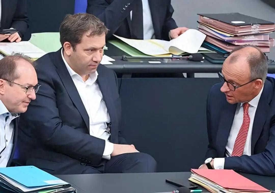 “刚握手就翻脸！”德国财长专机才离华，欧盟外长卡拉斯便高调放话：要拉伙伴组“经济