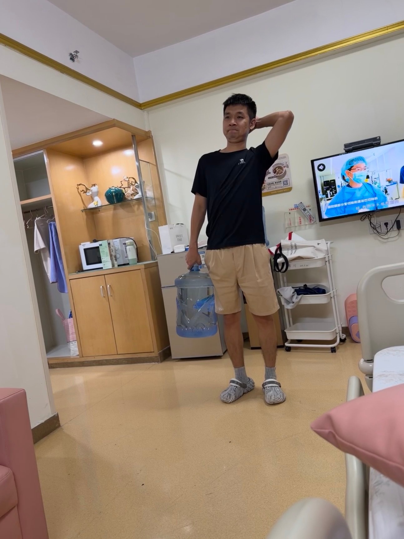 陪老婆到医院待产了，没有条件就创造条件，微操一下腹外斜肌