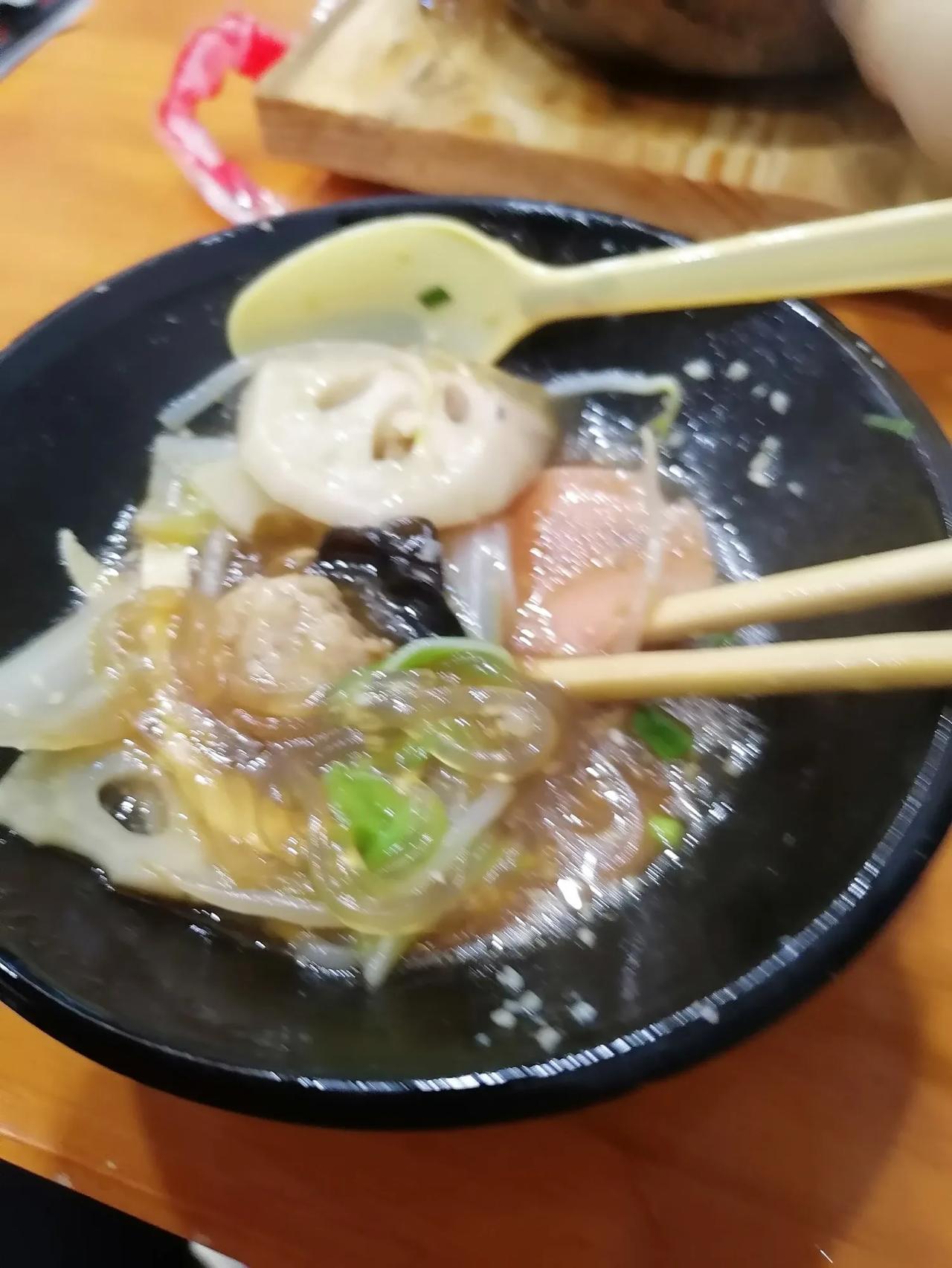 素面飘香，筷子夹肉。砂锅汤，没有辣味的砂锅丸子汤