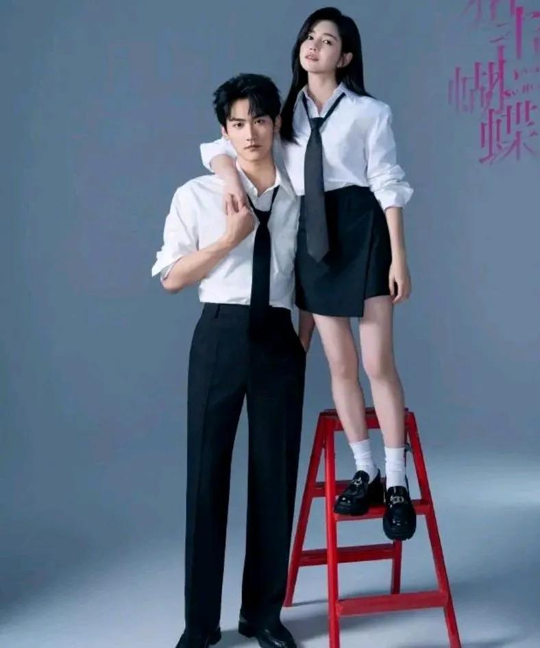 陈妍希终于回应了。
陈妍希在自己的社交平台晒出来几张照片。是为新剧的宣传照。
陈
