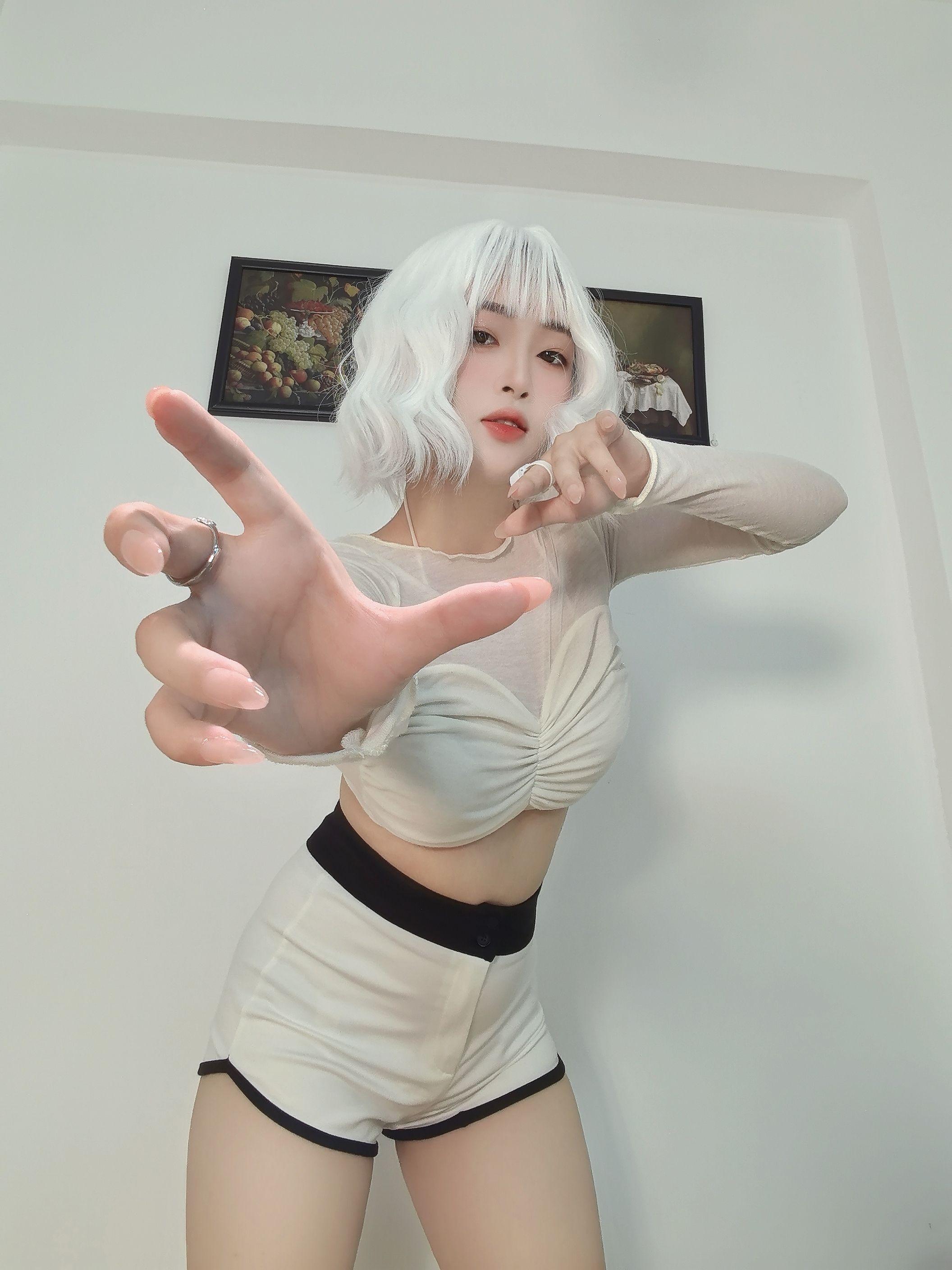 小猫喜欢谁就黏着谁 你也是吗。