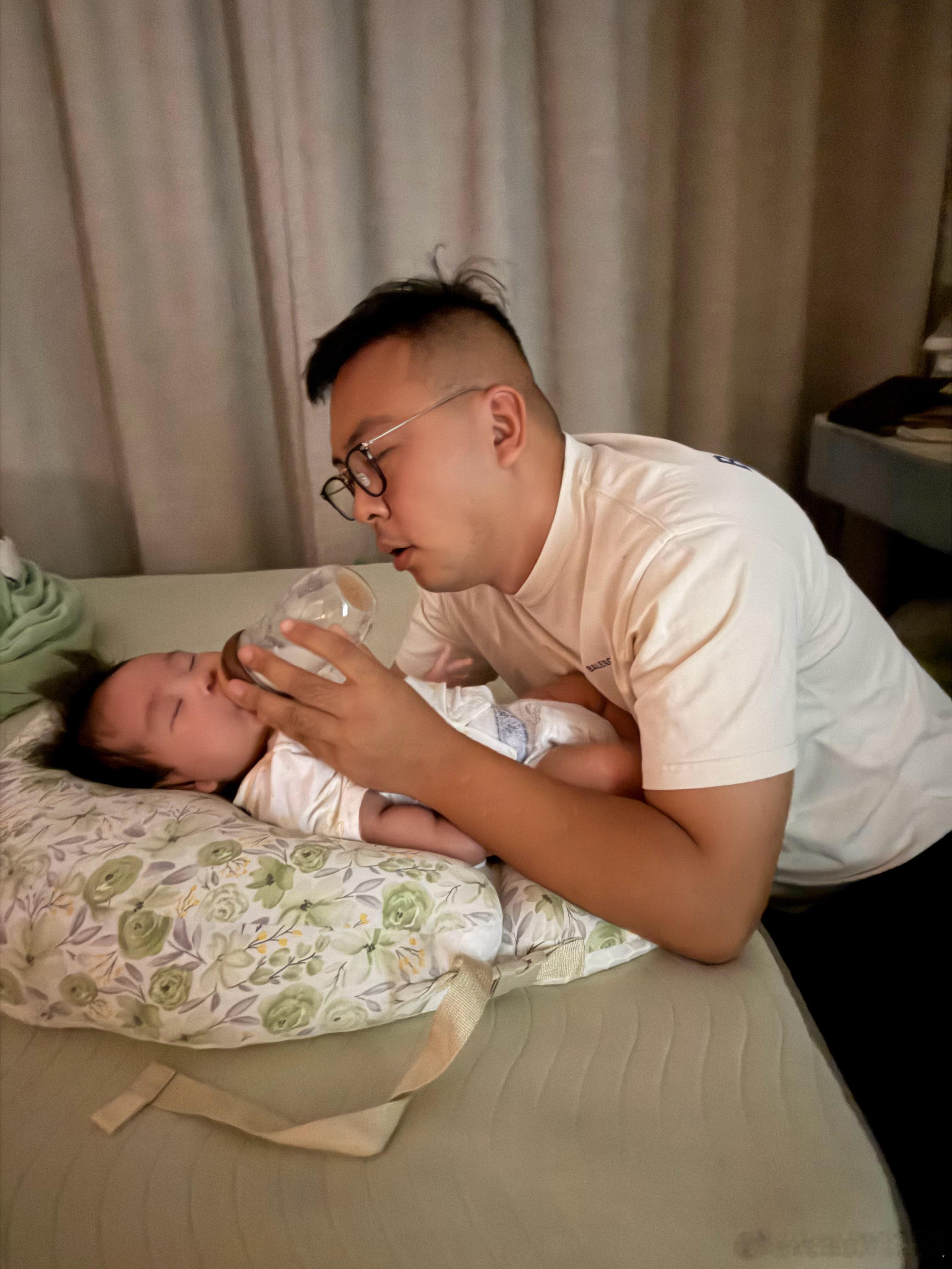 凌晨5点的给儿子喂奶🍼奶奶回家 月嫂下班、6出差的爸爸默默的扛下了所有[睡]跟