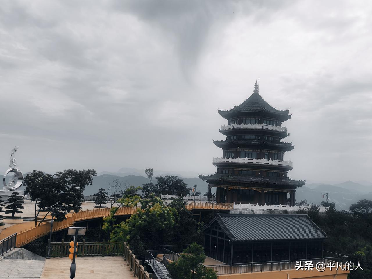 登高望远，一览众山小，暴风雪来临前夕，黑云压顶。