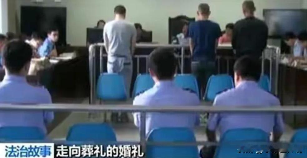 "打得越狠，福气越满！" 2013年，在山西的一场婚礼上，一群伴郎对新郎实施了长