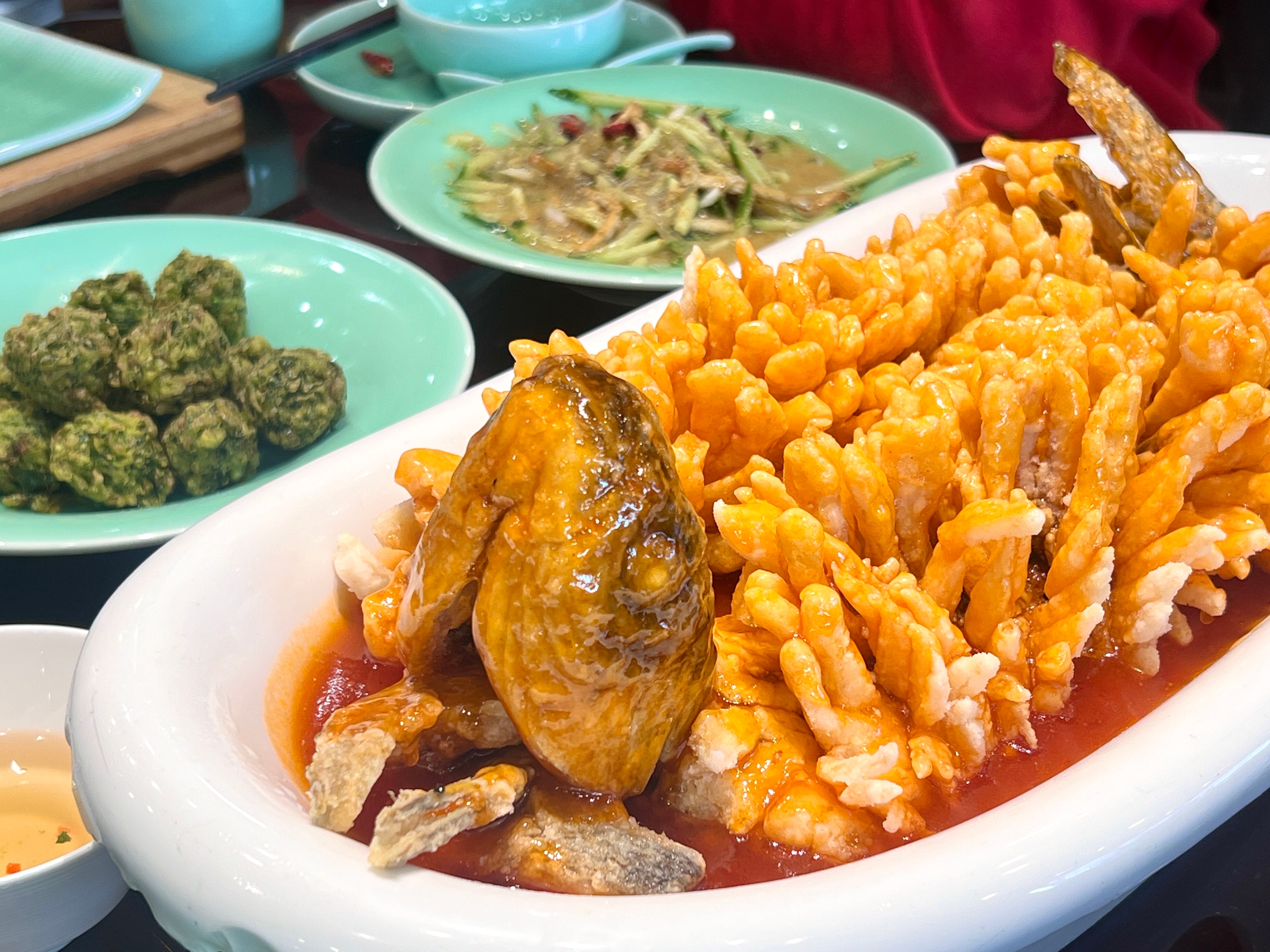 不是在上班 就是在吃 ​​​