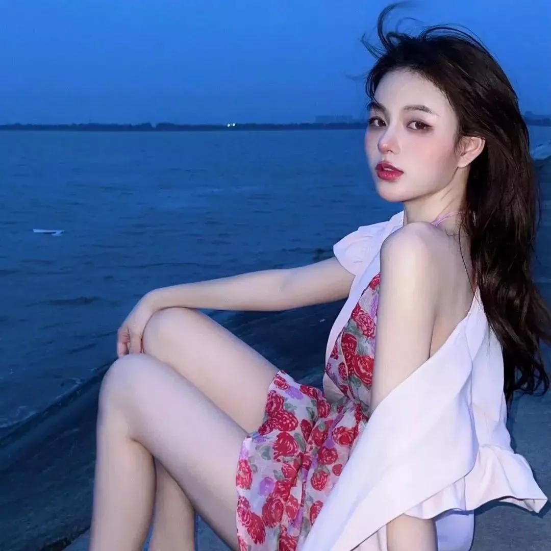 海边少女，微风轻拂，浪漫气息海边活力少女 海边花海少女 海边度假少女 海边温柔女