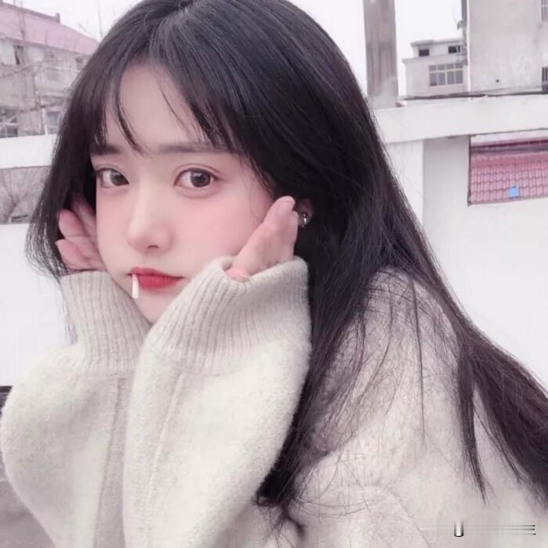 月经发黑是怎么回事？
很多女性朋友月经不调，有些人还会出现金水发黑的现象，这让人