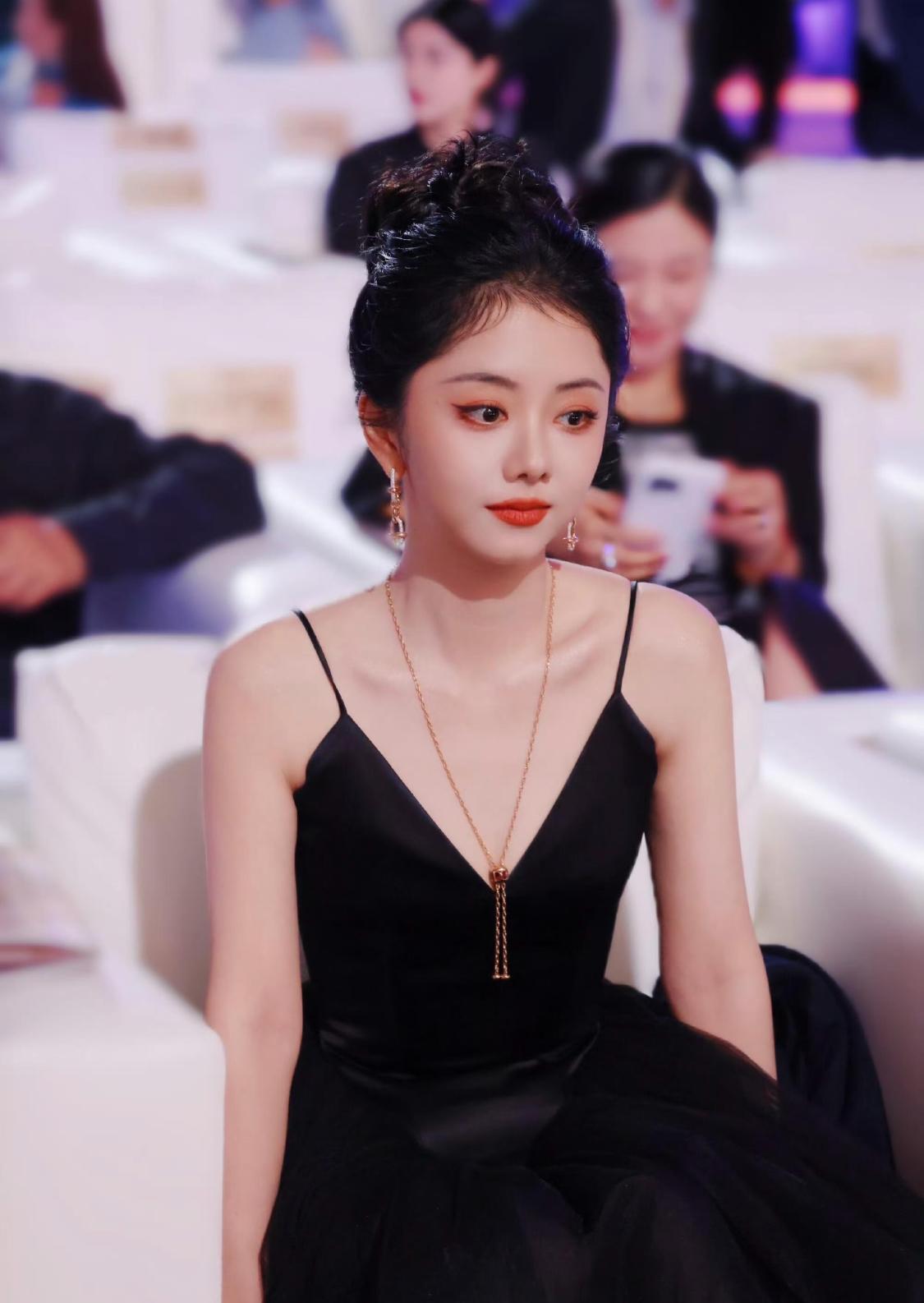 闺蜜是健身教练，
​她和我说了个真相，
​像谭松韵这种35岁突然瘦下来，主要原因