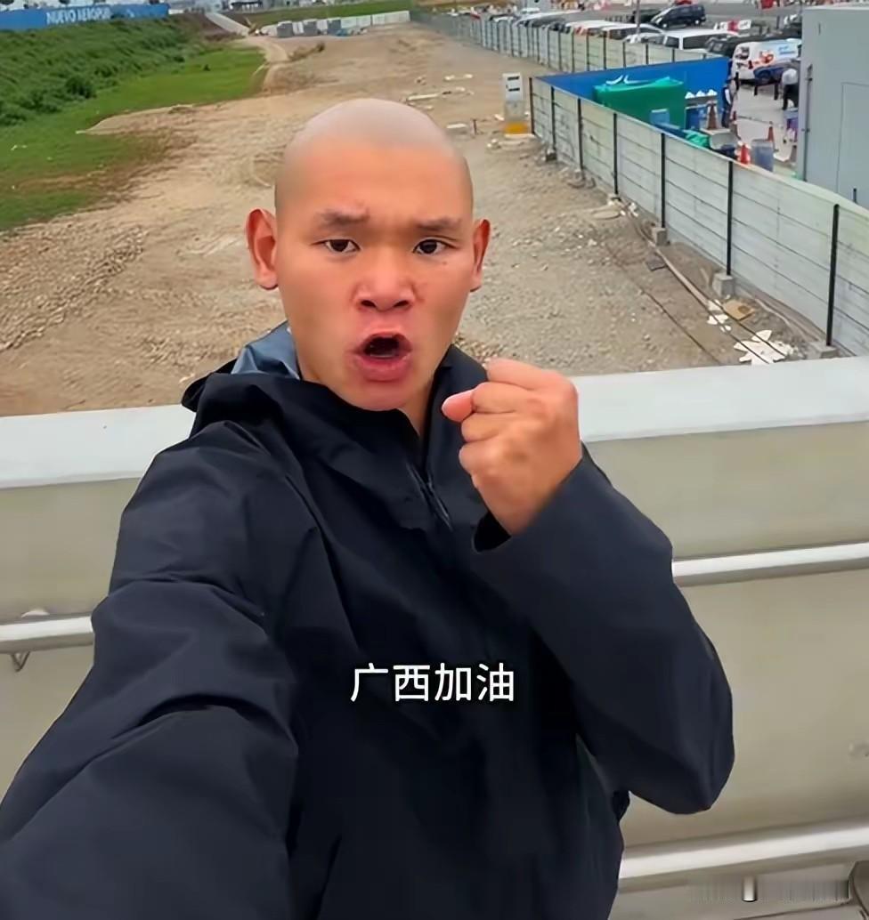 这个网名叫“湖远行”的小伙子真是了不起！
 
湖远行本名马壮，2000年出生于辽